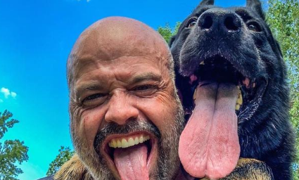 警犬追犯人从6米高跳下，受伤还努力完成任务，帅得不行！