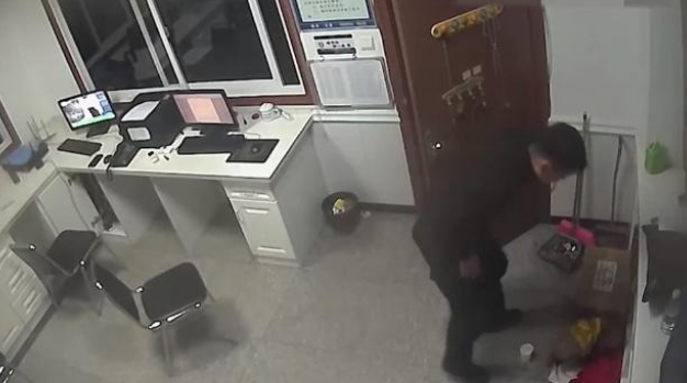 机智泰迪犬与主人走失后,自己去警局报警,警察小哥的举动暖心了 机智泰迪犬与主人走失后,自己去警局报警,警察小哥的举动暖心了