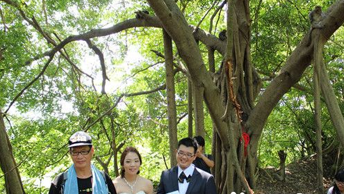 请猕猴证婚 她盼换来理解共存