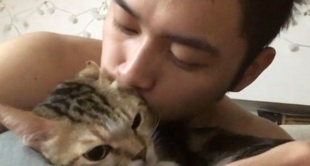 主人早安吻猫咪满脸 只为叫醒猫咪让它起床