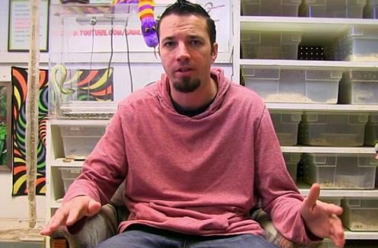 1岁婴儿被印度巨蟒缠绕,婴儿父亲毫不在乎:“蛇是可爱的生物” 1岁婴儿被印度巨蟒缠绕,婴儿父亲毫不在乎:“蛇是可爱的生物”