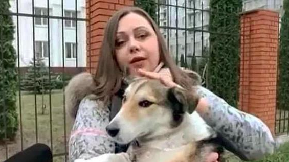 狗狗因误咬了人，就被拴在汽车后拖行数公里，停住时已血肉模糊了
