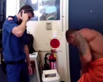 澳洲男作死整蛊比特 没想到下一秒发生了悲剧