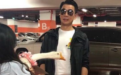 保剑锋被粉丝送鹅 这是要回家炖了吃鹅肉的节奏吗? 保剑锋被粉丝送鹅 这是要回家炖了吃鹅肉的节奏吗?