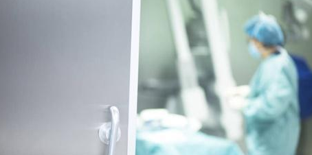 北京老太被未拴绳狗绊倒致瘫痪，家属向犬主索赔260万，法院判了