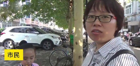 小猫躺车底下一动也不动 究竟是怎么回事? 小猫躺车底下一动也不动 究竟是怎么回事?