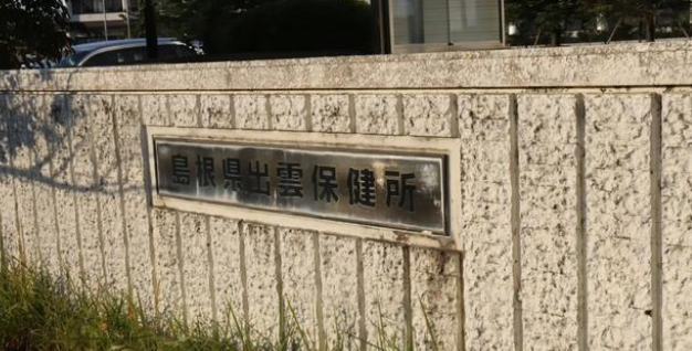 老夫妇收养流浪狗40年：房间塞满164只狗，状况堪忧