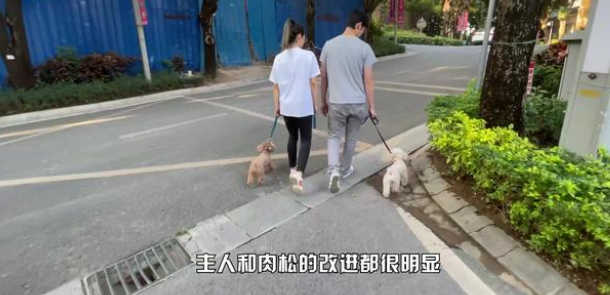想跟女朋友亲热?那得先过狗子这一关 想跟女朋友亲热?那得先过狗子这一关