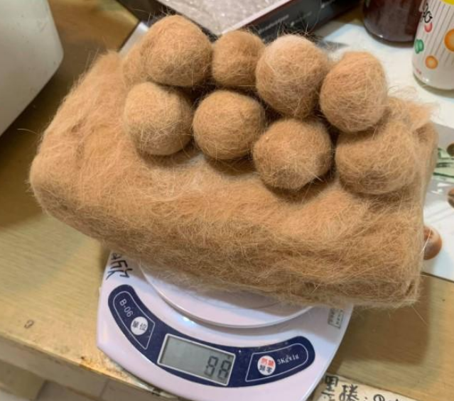 主人薅猫毛8年,收获一个猫毛枕头!网友:请收下我的膝盖 主人薅猫毛8年,收获一个猫毛枕头!网友:请收下我的膝盖
