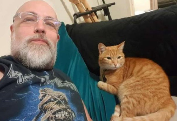 邻居的橘猫每天溜进家陪睡，男子笑道：其实，我才是它的宠物