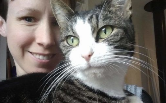 买房竟然还送猫! 暖心夫妇就地收编前屋主爱猫