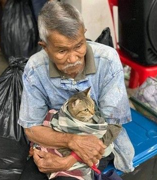台风来袭泰国南部 老爷爷紧紧抱着爱猫逃难 台风来袭泰国南部 老爷爷紧紧抱着爱猫逃难