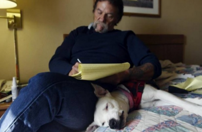 老人患病被家人留到大街上，惟有家狗与他相抱供暖，他的遗愿很感人至深