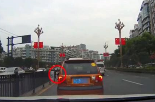 猫咪被主人丢出窗外,扔在车来车往的马路上,丢猫原因令人发指! 猫咪被主人丢出窗外,扔在车来车往的马路上,丢猫原因令人发指!