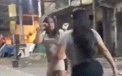 女子与狗主人争吵打架,被狗硬生生扯下裤子:马赛克已经不够用了 女子与狗主人争吵打架,被狗硬生生扯下裤子:马赛克已经不够用了