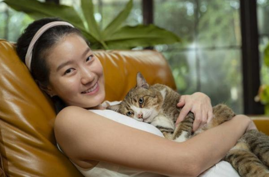 妈妈假意打小主人,帅气猫咪出手保护,有我在,没人能欺负她! 妈妈假意打小主人,帅气猫咪出手保护,有我在,没人能欺负她!