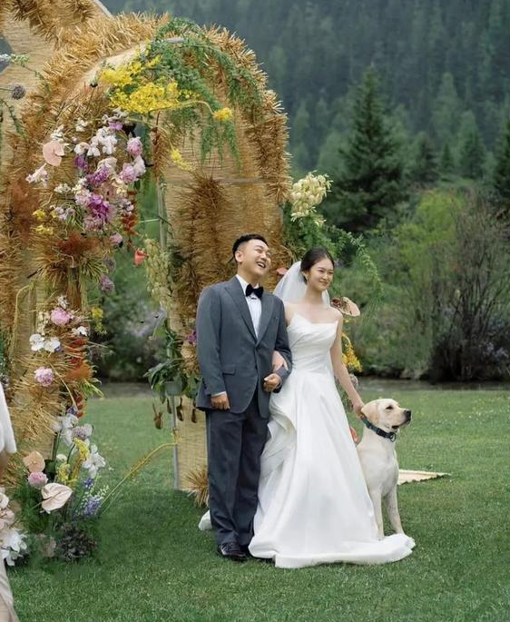 “狗在婚礼上抢走了我老公”,网友婚礼现场发生意外,笑翻了 “狗在婚礼上抢走了我老公”,网友婚礼现场发生意外,笑翻了