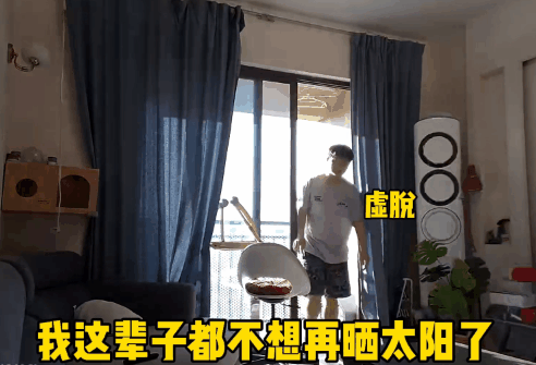 铲屎官去阳台透气,却惨遭猫咪暗算… 铲屎官去阳台透气,却惨遭猫咪暗算…