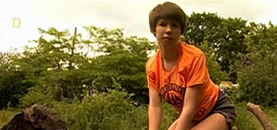 被狗抚养长大的乌克兰女孩，现实版“狗女”，后来变成什么样了