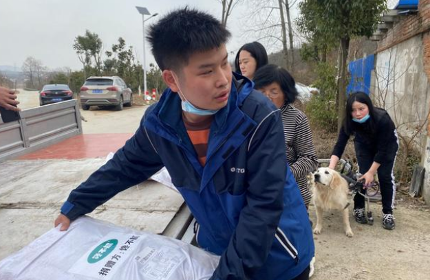 馋不腻捐赠狗粮猫粮3000斤,并承诺半年捐出9吨! 馋不腻捐赠狗粮猫粮3000斤,并承诺半年捐出9吨!