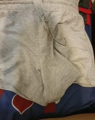 主人穿睡裤出门，回家才发现底下破大洞，狗：它先动手的...