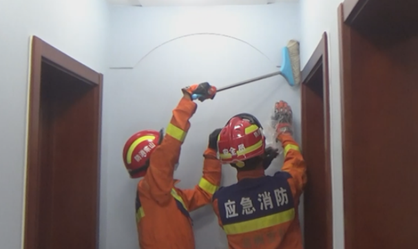 家里来了两名“不速之客”滨州消防智擒蝙蝠放生