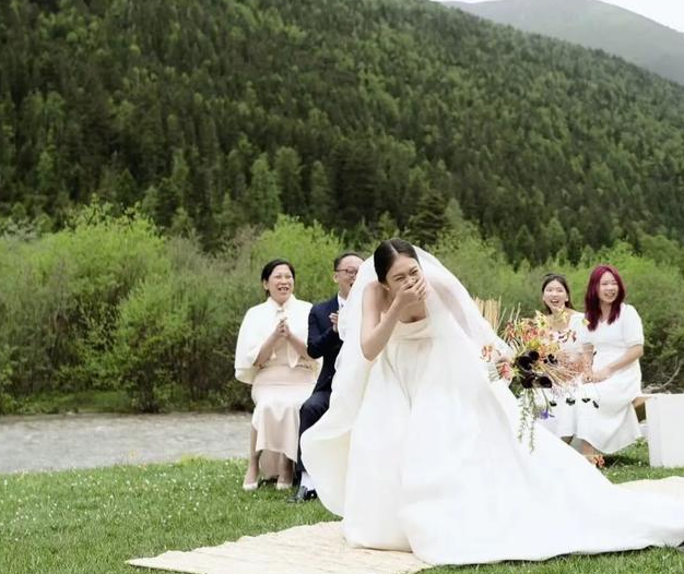 “狗在婚礼上抢走了我老公”,网友婚礼现场发生意外,笑翻了 “狗在婚礼上抢走了我老公”,网友婚礼现场发生意外,笑翻了
