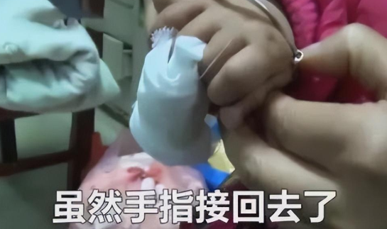 内蒙古一男子踢了下小野兔的屁股,本意赶走它,却让兔子疯狂追咬 内蒙古一男子踢了下小野兔的屁股,本意赶走它,却让兔子疯狂追咬