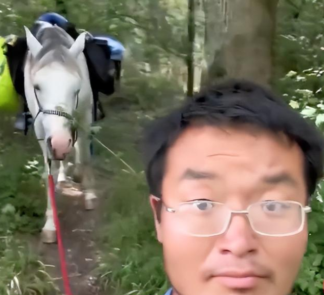 男子骑马回国被多人举报虐待动物，被迫结束旅程，网友：确实虐待了