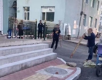 两男子当街持棍打狗，女子哭泣阻止，警方：狗已送往救助站
