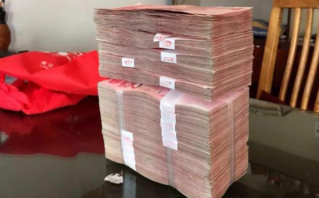恩将仇报！女子“被狗撞残”索赔15万被拒，帮助者：好心没好报！