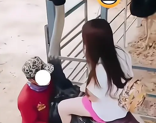 2名女子同游动物园，园区的新活动骑鸵鸟，鸵鸟受惊带她狂奔出去