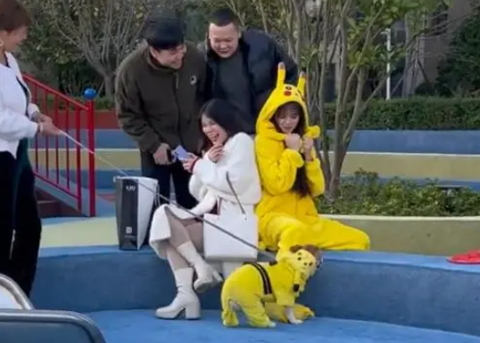 美女与宠物狗撞衫,狗狗激动摇尾巴亲近 美女与宠物狗撞衫,狗狗激动摇尾巴亲近