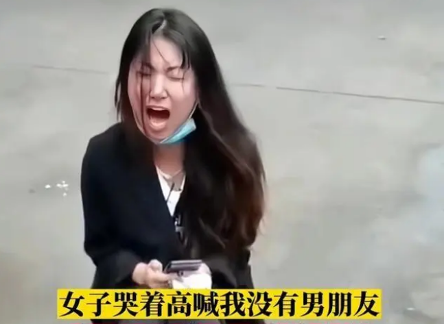 女孩丢了狗，坐在大街上大哭：我没有男朋友