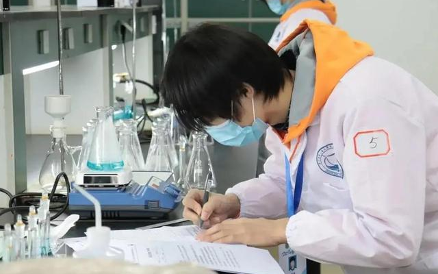 高校新宠“纸箱小狗”频出,当代大学生都咋了?心理专家给出分析 高校新宠“纸箱小狗”频出,当代大学生都咋了?心理专家给出分析