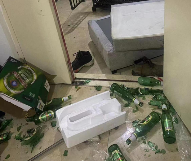 男子制止邻居在消防通道养烈犬，竟被网暴