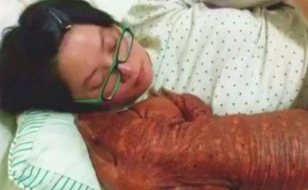 女子与大宠物同吃同睡,网友纷纷表示无法接受 女子与大宠物同吃同睡,网友纷纷表示无法接受