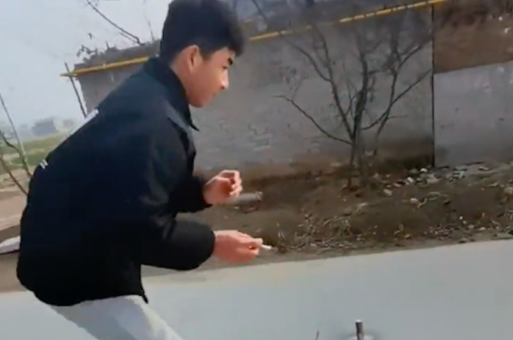 网友为找哈士奇点了一颗鞭炮,它吓傻了立马就出现往家跑 网友为找哈士奇点了一颗鞭炮,它吓傻了立马就出现往家跑