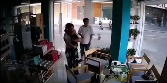 宠物店老板发现门外有只流浪猫:怎么是你呀? 宠物店老板发现门外有只流浪猫:怎么是你呀?