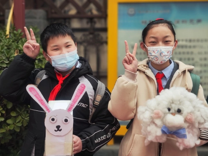 郑州这所学校的娃在校园里开心“遛宠”！