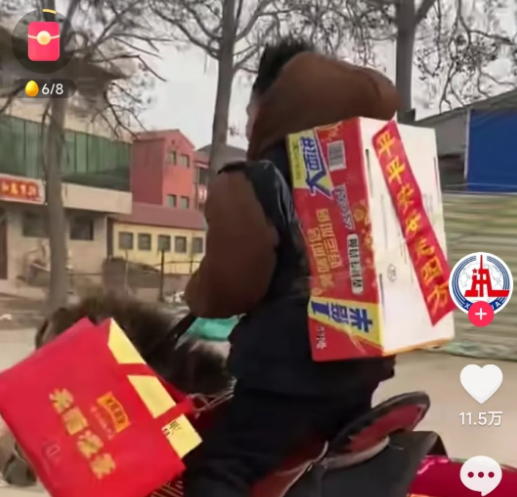 9岁男孩背着礼品，骑马走亲戚拜年。