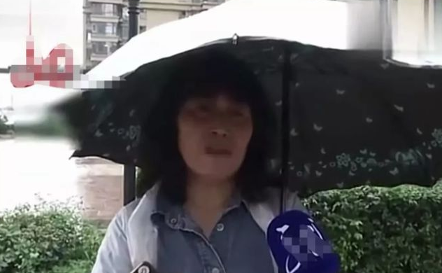 哈尔滨一女子楼下遛狗时,狗狗趁主人不备往车胎上撒尿 哈尔滨一女子楼下遛狗时,狗狗趁主人不备往车胎上撒尿