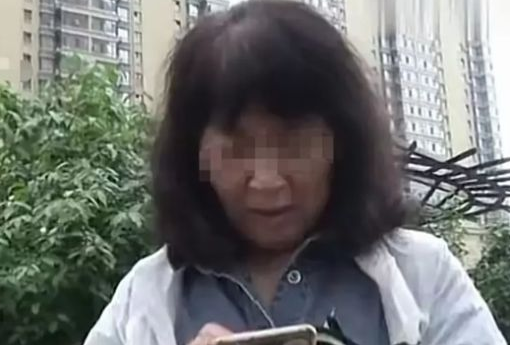 哈尔滨一女子楼下遛狗时,狗狗趁主人不备往车胎上撒尿 哈尔滨一女子楼下遛狗时,狗狗趁主人不备往车胎上撒尿