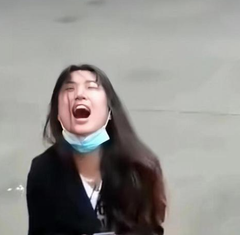 女孩丢了宠物狗,坐在大街上溃散大哭:我没有男朋友 女孩丢了宠物狗,坐在大街上溃散大哭:我没有男朋友