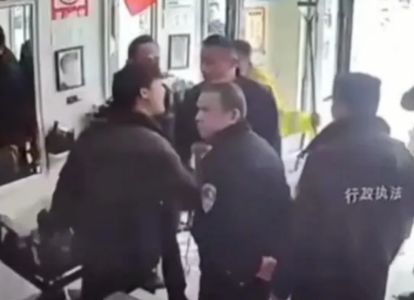 城管要求店里的宠物要栓绳，店主质疑却被掌掴