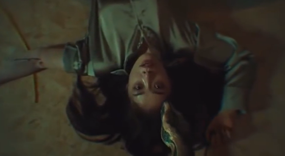 《黑暗荣耀》里的蛇是真蛇,导演让演员和蛇打招呼 《黑暗荣耀》里的蛇是真蛇,导演让演员和蛇打招呼