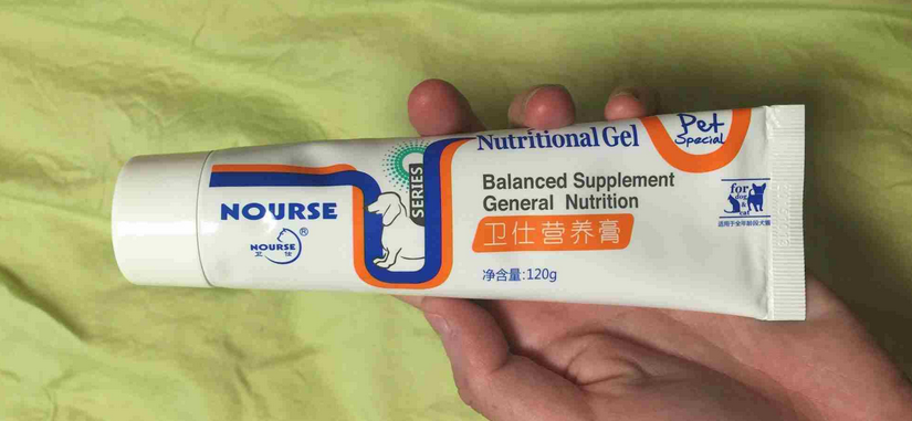 营养膏是一种宠物保健品，并不能代替宠物日常的主食，并且就性价比来说当然是主粮更好。营养膏是专门给宠物补充营养的，而补充营养又是全年龄段都需要的。但补营养也要健康地补，如果主子已经很胖了，再补营养反而容易造成营养过剩，加重身体的负担。