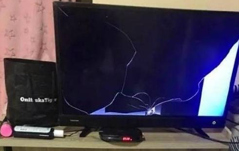 猫咪不慎打翻电视机,无辜看着主人,猫咪:怪它位置没摆正! 猫咪不慎打翻电视机,无辜看着主人,猫咪:怪它位置没摆正!