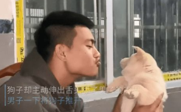 抱狗子摆拍亲密照，谁知狗子“假戏真做”，男子反应太真实