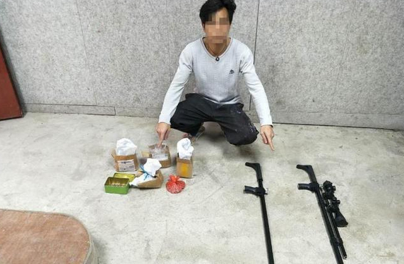 男子用气枪打中猫头鹰拍视频炫耀，但他被捕了